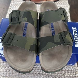 Birkenstock-Arizona Soft Footbed
Desert Soil Camo Green